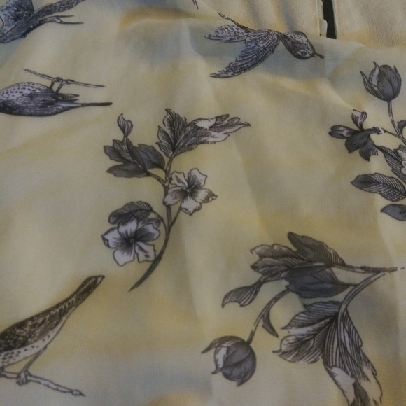 Flattering Yellow flower and bird print poly dress - Picture 5 of 7